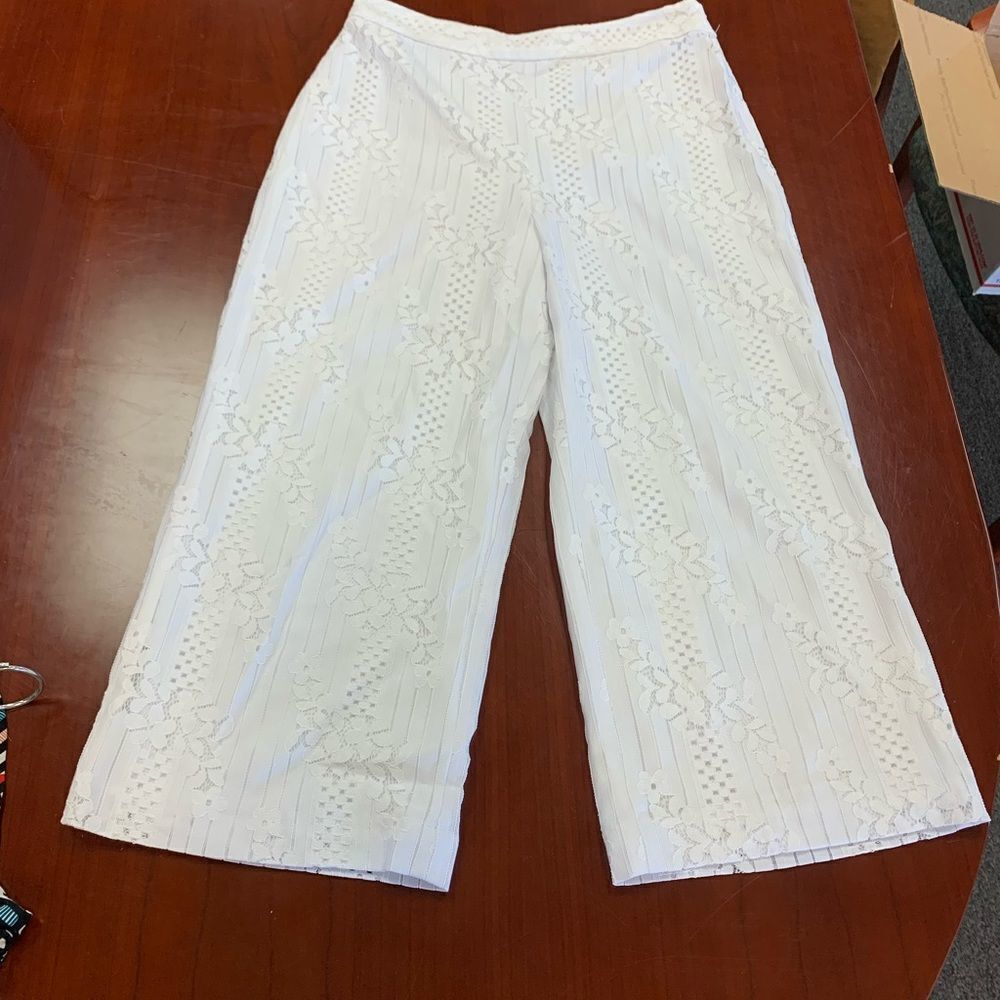 Vince Camuto White Lace Cropped Pants sz 6 EUC